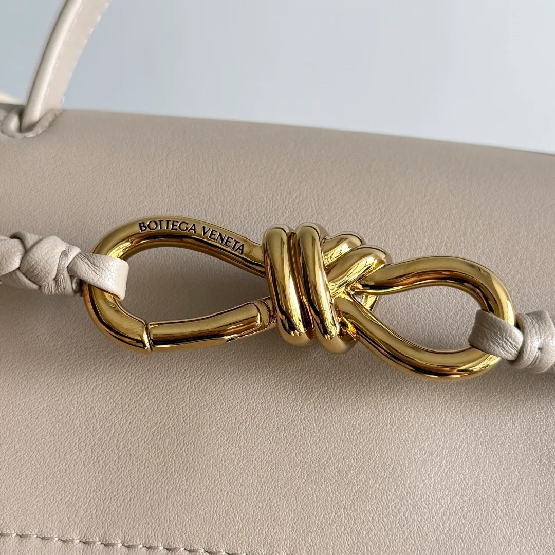 Batch 2060 BottegaVeneta Latest Ciao Ciao Bag Silky cowhide two-way flap handbag with signature twist detail, hidden hook closure, flap can be fastened to the front or attached to the INTRECCIATO woven internal pocket, comes with an adjustable and removable crossbody strap, internal compartment, and also features a zippered pocket. The surprise flap has various shapes. Style 1 - Cover the bag surface, exposing the knot and knot decoration. Style 2 - Place the flap inside the bag. A buckle is also designed. Style 3 - The U-shaped position of the top handle in the hand bag. Style No.: 835835 Size: 26*19*10.5cm